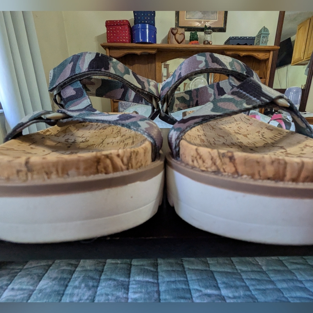 Esprit Camouflage Cork Platform Sandals. Size 8. - Picture 8 of 10